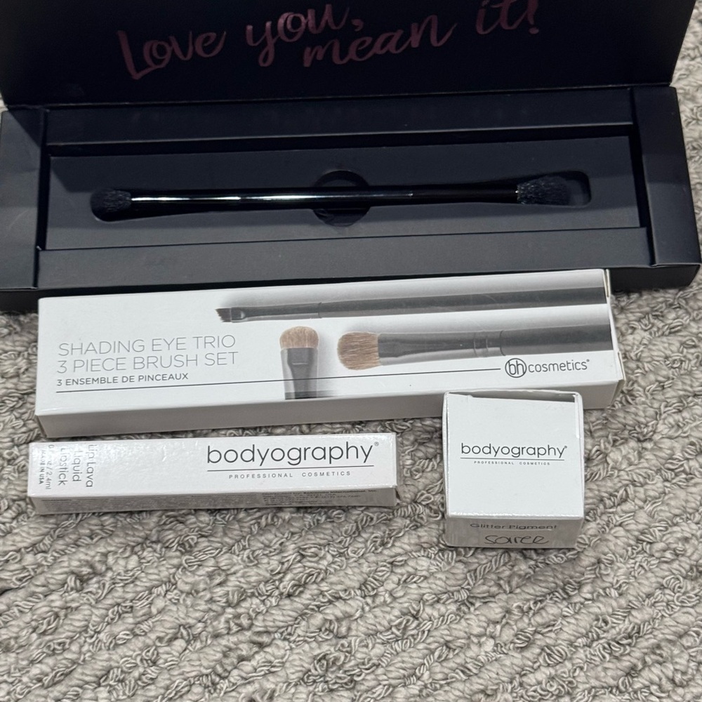 Make up bundle! 4 brushes, glitter shadow and liquid lipstick!